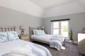 Modern 5-bedroom Retreat Nr Coast