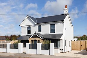 Modern 5-bedroom Retreat Nr Coast
