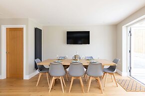 Modern 5-bedroom Retreat Nr Coast