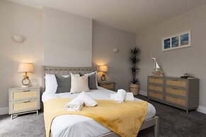 Modern 5-bedroom Retreat Nr Coast