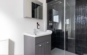 Modern 5-bedroom Retreat Nr Coast