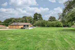Cedar Barn Getaway, 3 Bed, Sleeps 6, Parking