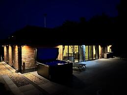 Cedar Barn Getaway, 3 Bed, Sleeps 6, Parking
