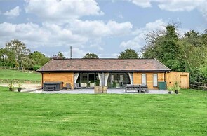Cedar Barn Getaway, 3 Bed, Sleeps 6, Parking