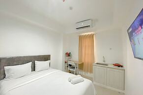Simple White Accent Studio At Apartment Paltrow City