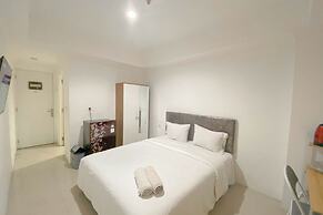 Simple White Accent Studio At Apartment Paltrow City