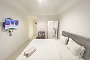 Simple White Accent Studio At Apartment Paltrow City