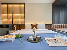 Modern Minimalist Studio Apartment At Collins Boulevard