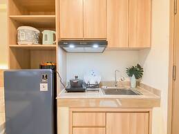Warm Minimalist Studio Apartment Near Paramadina University At Meikart