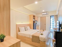 Warm Minimalist Studio Apartment Near Paramadina University At Meikart