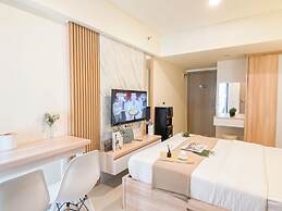 Warm Minimalist Studio Apartment Near Paramadina University At Meikart
