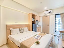 Warm Minimalist Studio Apartment Near Paramadina University At Meikart