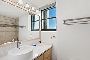 Waterside Flat With Garage and Easy Beach Access