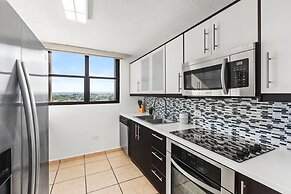 Waterside Flat With Garage and Easy Beach Access