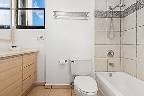 Waterside Flat With Garage and Easy Beach Access