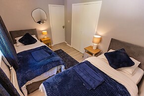 House - Sleeps 8 - Parking - Garden