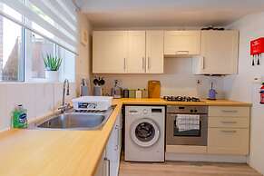 House - Sleeps 8 - Parking - Garden