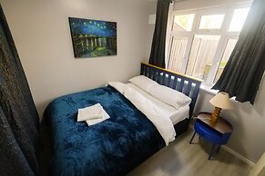House - Sleeps 8 - Parking - Garden