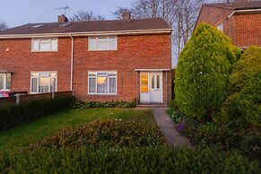 House - Sleeps 8 - Parking - Garden