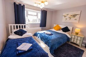 House - Sleeps 8 - Parking - Garden