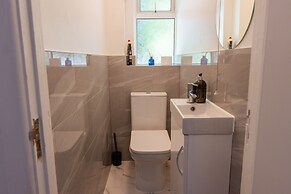 House - Sleeps 8 - Parking - Garden