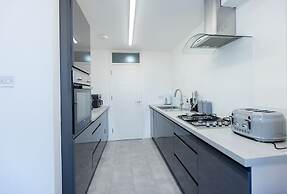 Apartment - Sleeps 6 - Parking - Wifi
