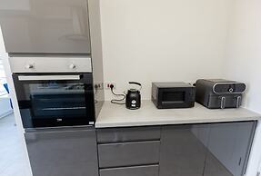 Apartment - Sleeps 6 - Parking - Wifi