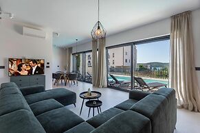 Villa Yana with Pool and Sea View