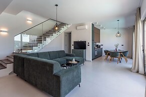 Villa Yana with Pool and Sea View