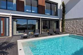 Villa Yana with Pool and Sea View