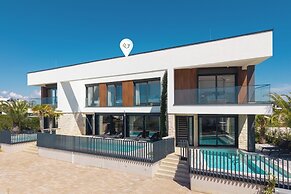 Villa Yana with Pool and Sea View