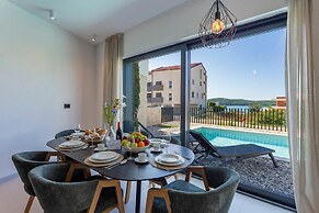 Villa Yana with Pool and Sea View