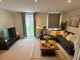 Sleeps8-familyfriendly-freeparking-30mintoheathrow