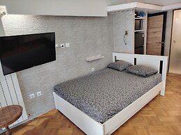 Apartment - Sleeps 8 - Balcony - Parking