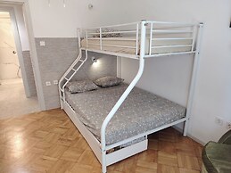 Apartment - Sleeps 8 - Balcony - Parking