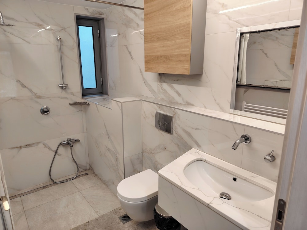 Apartment - Sleeps 8 - Balcony - Parking