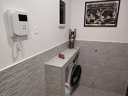 Apartment - Sleeps 8 - Balcony - Parking