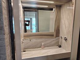 Apartment - Sleeps 8 - Balcony - Parking