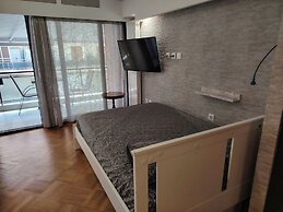 Apartment - Sleeps 8 - Balcony - Parking