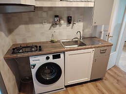 Apartment - Sleeps 8 - Balcony - Parking
