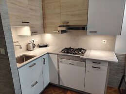 Apartment - Sleeps 8 - Balcony - Parking