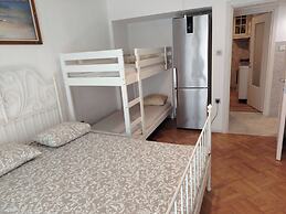 Apartment - Sleeps 8 - Balcony - Parking