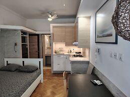 Apartment - Sleeps 8 - Balcony - Parking