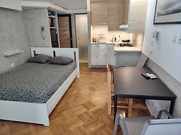 Apartment - Sleeps 8 - Balcony - Parking