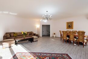 Apartment by Luxe Group DI723