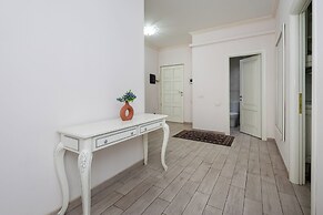 Apartment by Luxe Group DI723