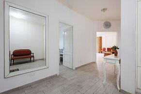 Apartment by Luxe Group DI723