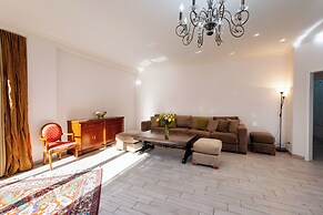 Apartment by Luxe Group DI723