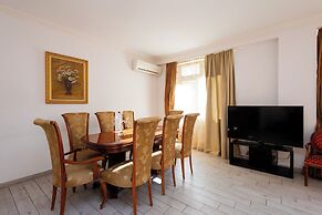 Apartment by Luxe Group DI723