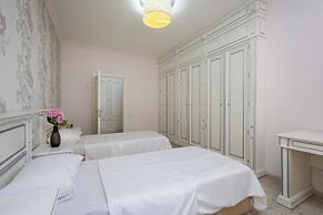 Apartment by Luxe Group DI723